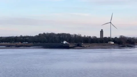 Windmill power generator on the coast of River Severn, Wales and England Vidéo 271127433