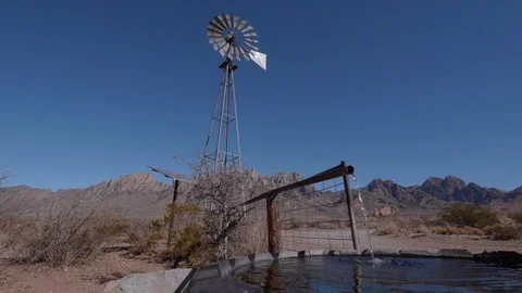 Windmill Pumping Water in the High Desert in NM Vídeos de archivo 86220649
