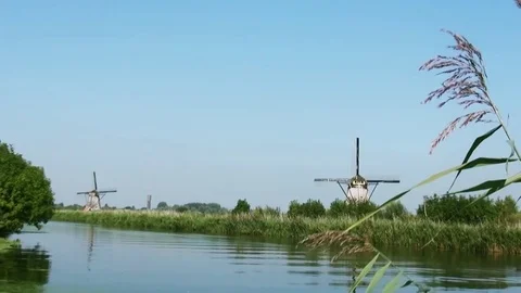 Windmill for pumping water in the river in Kinderdijk Video stock 85395203