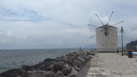Windmill on the seashore Vídeos de archivo 307380811