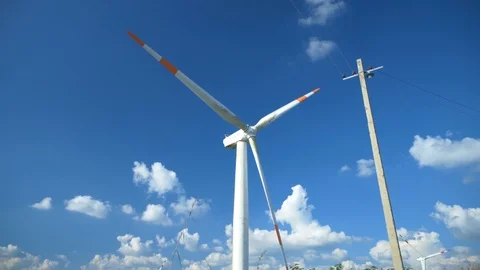 Windmill spinning in slow motion with deep blue sky in the background, India Vídeos de archivo 119414464