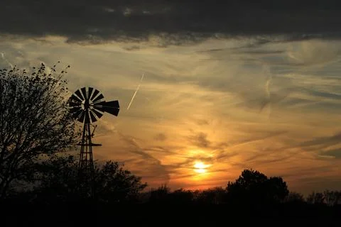 Windmill at Sunset with a Windmill silhouette 库存照片