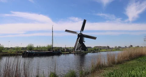 Windmill with Turning Blades at Kinderdijk, Netherlands Video stock 317611409