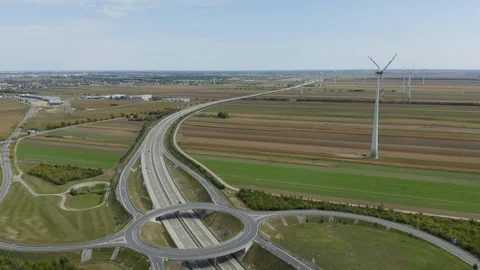 Windmills Along Highway 库存影片 129476935