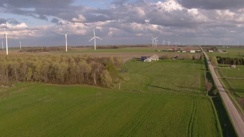 Windmills beside a highway  Vídeo Stock 79036985