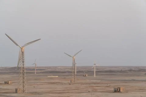 Windmills in the desert. Wind power Foto stock