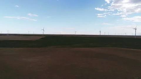 Windmills in Eastern Colorado 2 動画素材 250352202