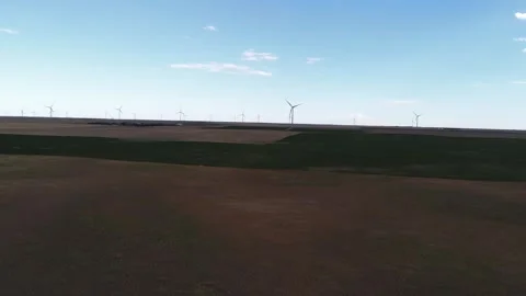 Windmills in Eastern Colorado 動画素材 250352196