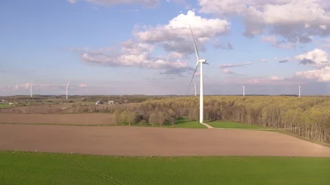 Windmills in a huge field Vídeo Stock 79045441