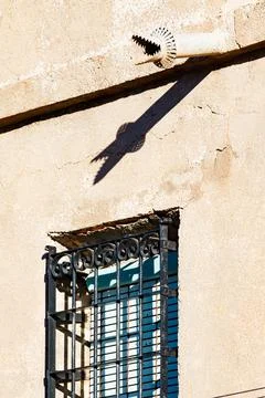 Window and shadow of a gutter on an Alhambra facade Foto stock