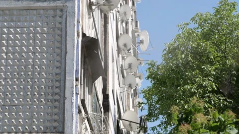 The window of an apartment building from which smoke comes out. Side view. Fire Video stock 145092487