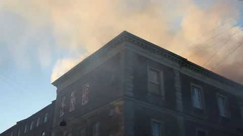 A window is burning in a building on fire  Видео 52602355
