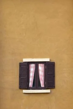 Window on cement wall Stock-Fotos