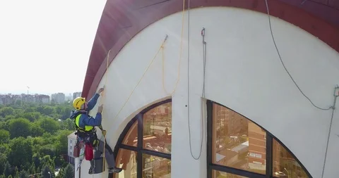 Window cleaner on the background of the Windows of the building Video stock 86916309