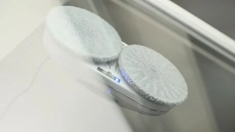 Window cleaner robot cleans the dirt on the window pane. Stock-Footage 244917800