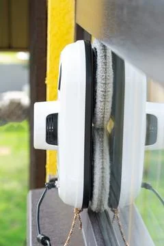 A window cleaner robot cleans windows in a house from the outside. Cleaning.. Foto stock