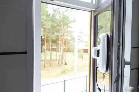 A window cleaner robot cleans windows in a house from the outside. Cleaning.. Foto stock