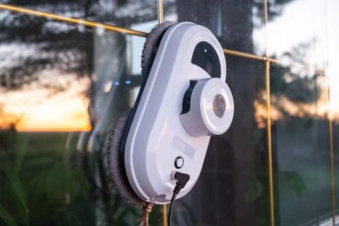 A window cleaner robot cleans windows in a house from the outside. Cleaning.. Fotos de archivo