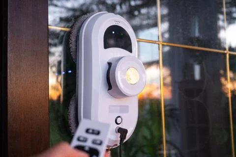 A window cleaner robot cleans windows in a house from the outside. Cleaning.. Foto stock