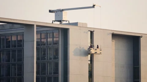Window cleaners at the Bundestag Berlin 動画素材 62007029