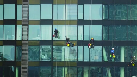 Window cleaners on skyscraper Video stock 151229217
