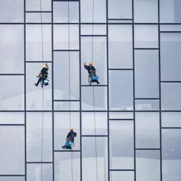 Window cleaners at work. Window cleaner, in the suspension system. Industrial Foto stock