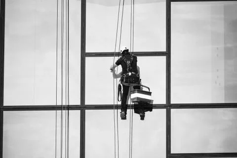 Window cleaners at work. Window cleaner, in the suspension system. Industrial Foto stock