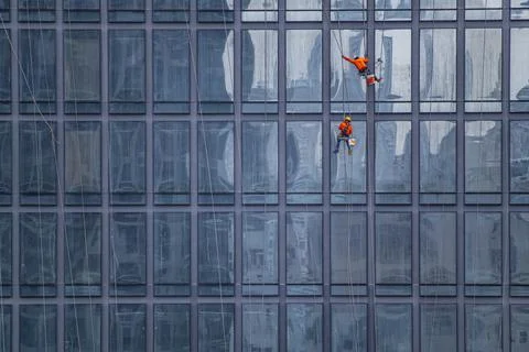 Window cleaner's working on facade of high rise building in Bangkok Fotos de archivo