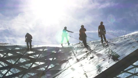 Window cleaners working on a glass dome building in Milano exhibition fair Vídeos de archivo 144063264