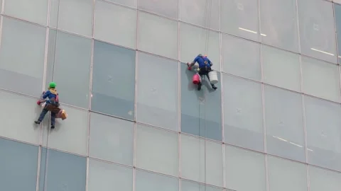 Window Cleaners Working High on Modern Building Facade in Santa Fe Mexico City Vídeos de archivo 343335208