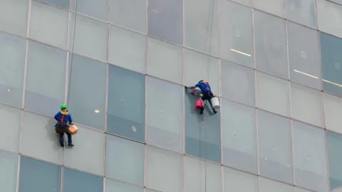 Window Cleaners Working on High-Rise Glass Building in Santa Fe Vídeos de archivo 343335043