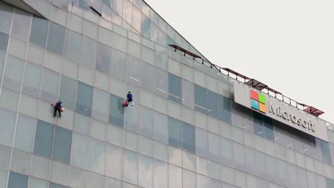 Window Cleaners Working on Microsoft Building Exterior Vídeos de archivo 343335096