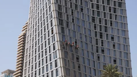 Window cleaning at futuristic skyscraper Stock-Footage 252256047