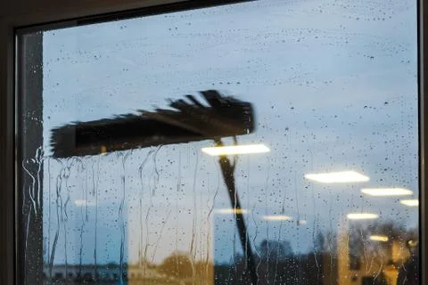 Window cleaning using telescopic water brush and wash system Foto stock