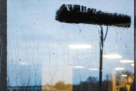 Window cleaning using telescopic water brush and wash system Foto stock