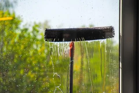 Window cleaning using telescopic water brush and wash system Foto stock