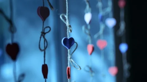Window decoration. Hearts connected with a rope Vidéo 108555722