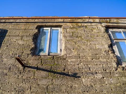 Window in a destroyed building. Remained a wall from the house. The concept.. Foto stock