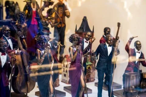 A window display featuring life-like jazz band figurines in formal wear, mi.. Stock Photos
