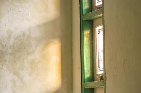 A window with the evening sun shining on the wall Foto stock