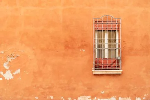 Window on the Facade of Italian stone wall Foto stock