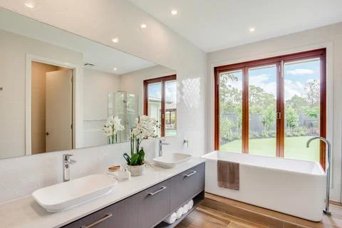 Window facing bathroom dcor Stock Photos