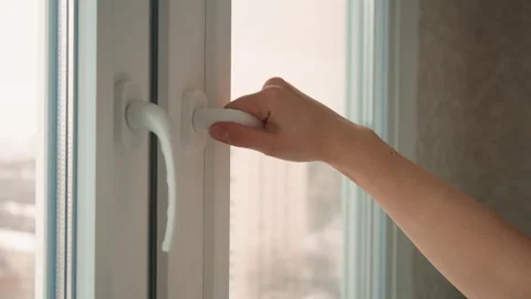 Window handle security. Closeup of lock mechanism on window handle during dusk Vidéo 337451947