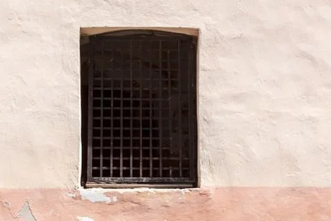 Window with lattice in old wall. Foto stock