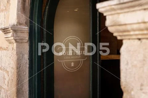 Window logo mockup on store or restaurant entrance Plantilla PSD