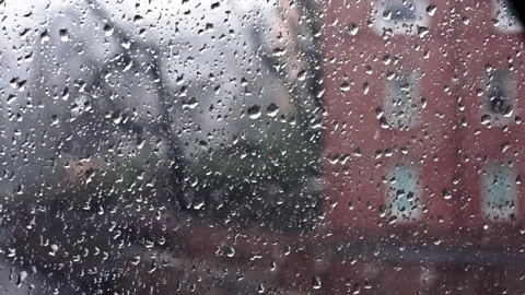 Window with lots of water drops while it snows outside Vidéo 268619140