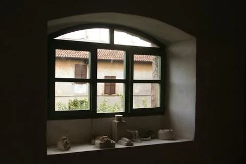Window with objects on the windowsill of the Castello di Vasanello Foto stock
