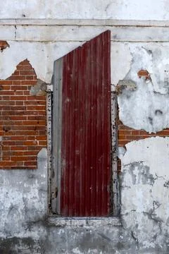 Window in old building covered with rusty corrugated iron for use as a back.. Foto stock