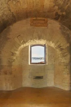 Window in an old dilapidated stone building with a vaulted ceiling Foto stock