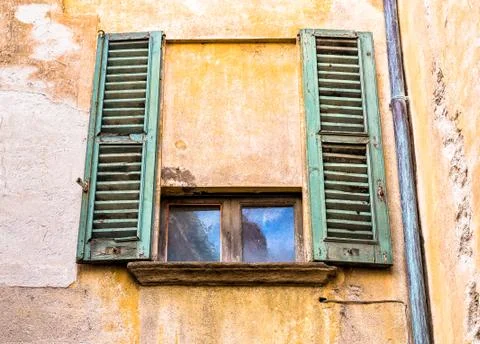 Window with old wooden shutter Foto stock